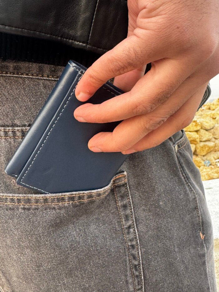 صورة أصلية للمحفظة في جيب البنطلون