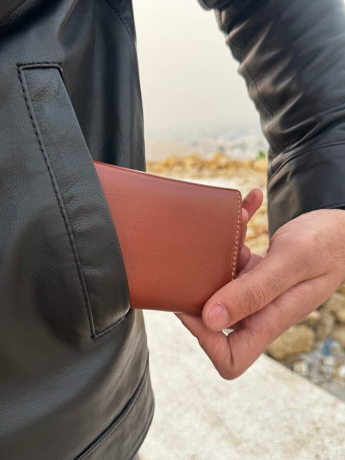 صورة أصلية للمحفظة في جيب البنطلون