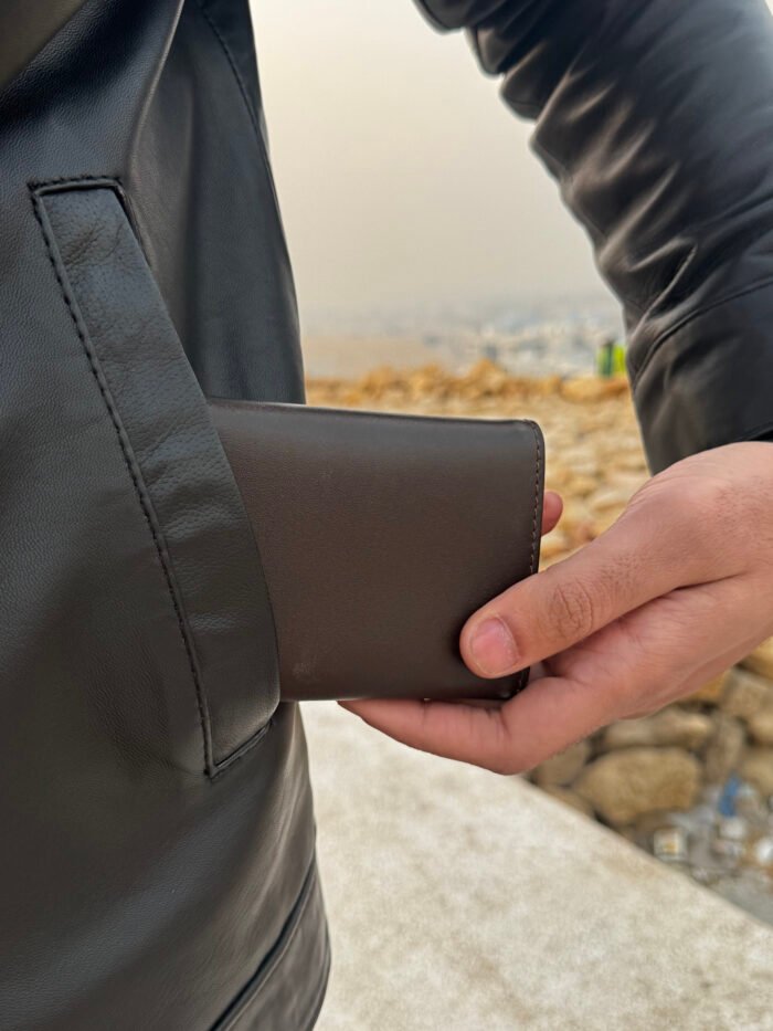 صورة أصلية للمحفظة البني في جيب الجاكيت