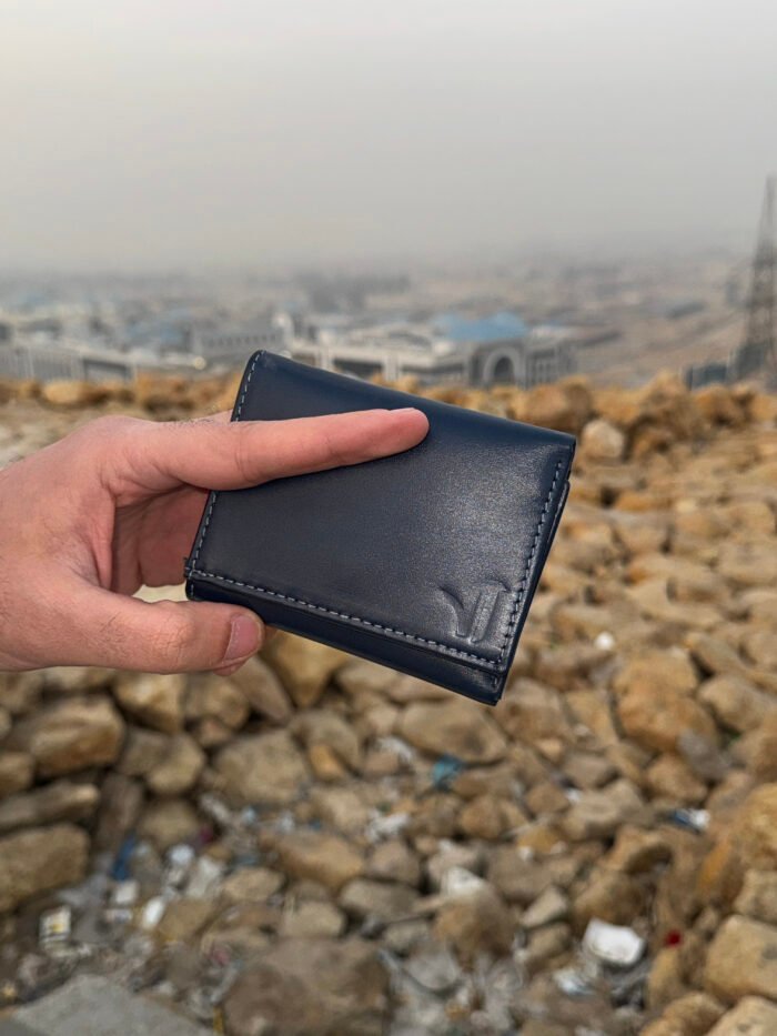 صورة أصلية لشكل المحفظة الكحلي وهي مقفولة