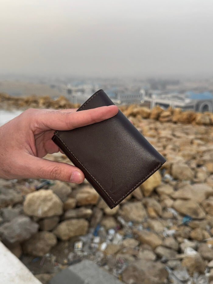 صورة أصلية لشكل المحفظة البني وهي مقفولة