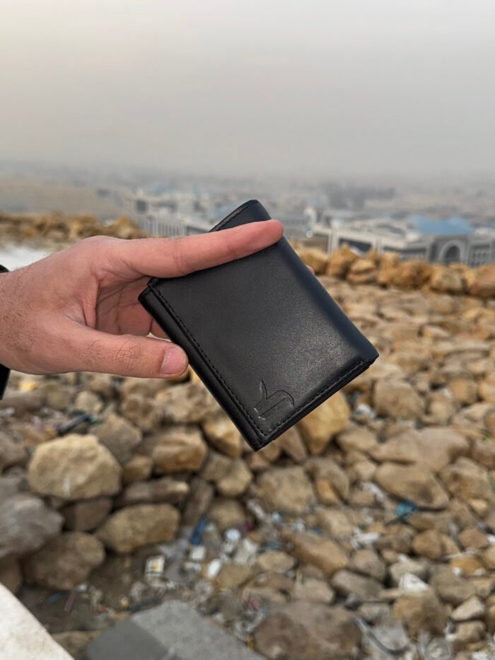صورة أصلية لشكل المحفظة الأسود وهي مقفولة