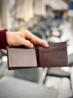 ⁦المحفظة كلاسيك ـ جلد طبيعي ـ اللون البني⁩ - الصورة ⁦2⁩