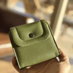 محفظة ڤيرا – اللون الزيتي 💚