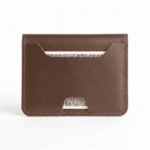 ⁦محفظة كيو – بني ⚡ | تنظيم سريع وأناقة يومية⁩ - الصورة ⁦4⁩