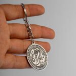 ميدالية دائرية محفور عليها الأسم